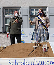 Wirtschaftsminister Hubert Aiwwanger und die 44. Schrobenhausener Spargelkönigin Julliane Wenger am Vorzeige-Bifang vor dem Pflegschloss (©Foto. Martin Schmitz)